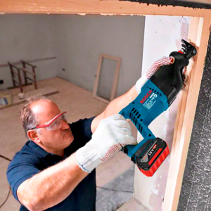 Serra sabre sendo utilizada por um senhor de meia idade