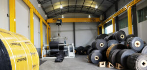 correias trasnportadoras estocadas em um galpão