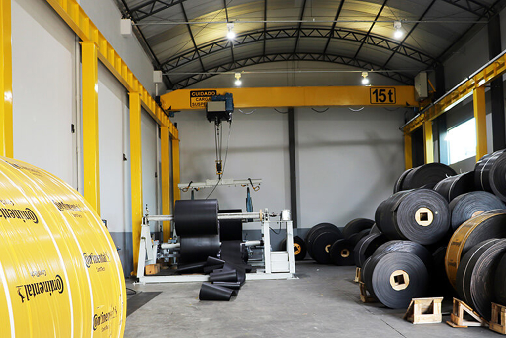 Interior de um dos galpões da Sodivel com várias bobinas